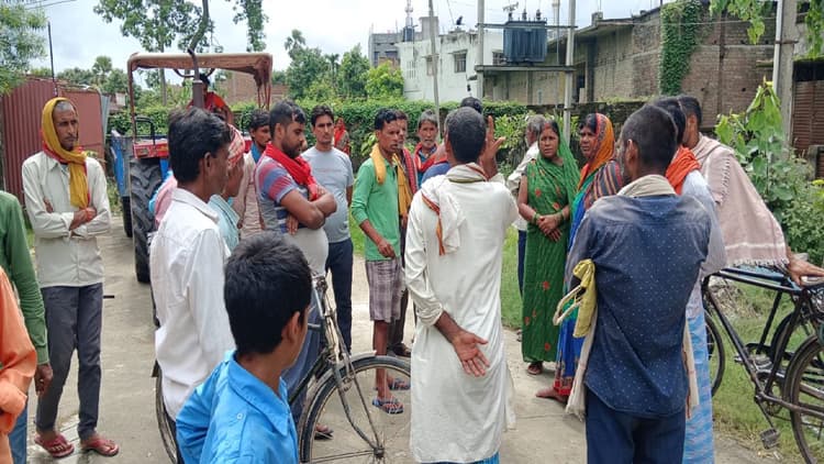 बगहा के खेत से मिला महिला का शव, पिता ने पति पर लगाया हत्या का आरोप