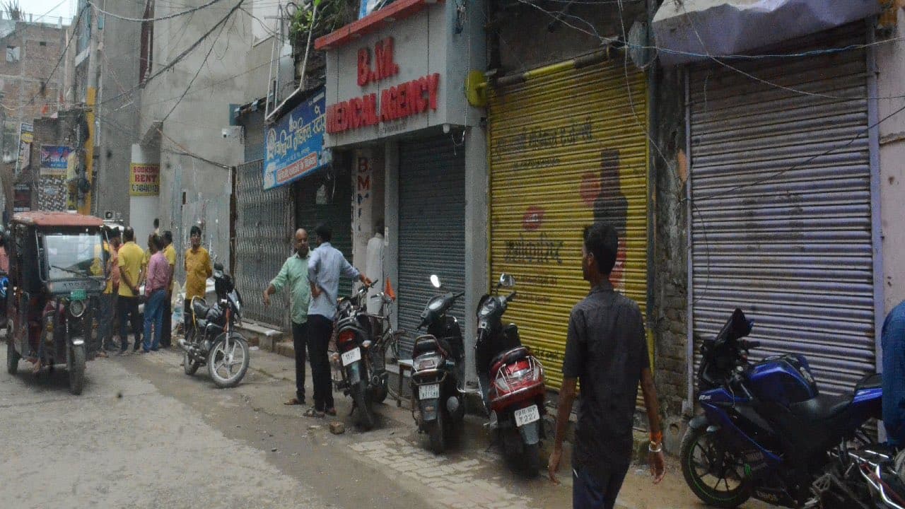 भागलपुर में दवा कारोबारी के पुत्र की हत्या का विरोध, 1600 से अधिक दवा दुकानें रहीं बंद