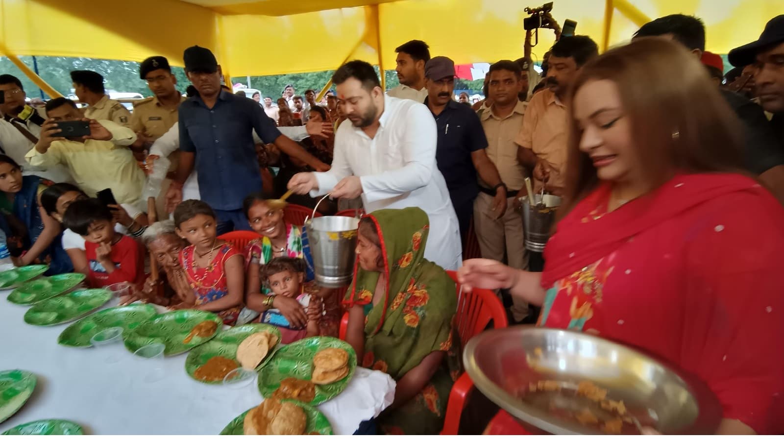 Tejashwi Yadav News: पत्नी और बेटी के साथ राजवंशी नगर मंदिर पहुंचे तेजस्वी....