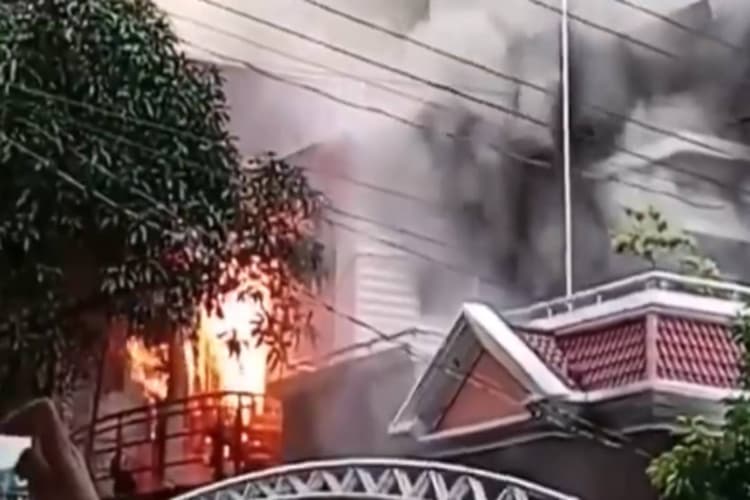 Bangladesh Protests: बांग्लादेश के पूर्व क्रिकेट कप्तान के घर को आंदोलनकारियों ने फूंका, धू-धूकर जला मकान