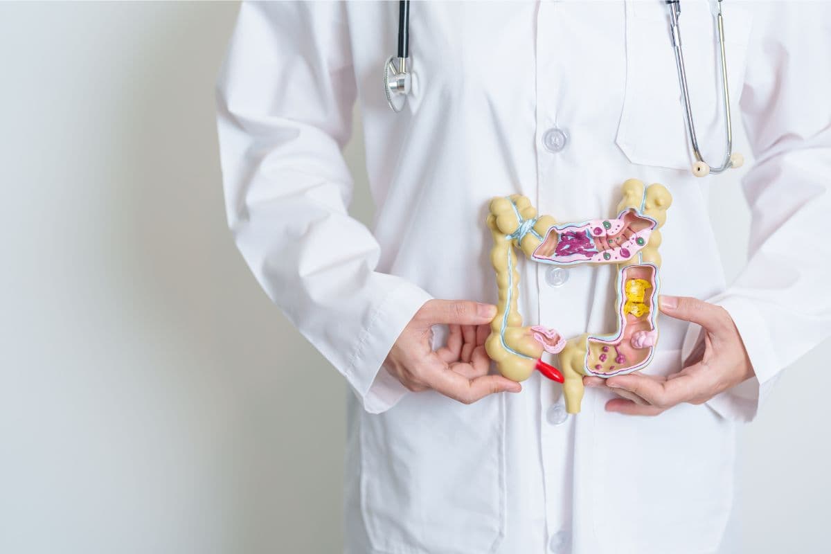 Rectal cancer: रेक्टल कैंसर के कारण, लक्षण और बचाव के उपाय
