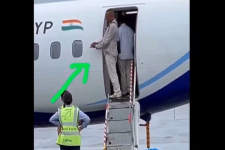 VIRAL: प्लेन के दरवाजे पर चचा ने रगड़कर मुंह में डाली खैनी, वायरल वीडियो पर लोग बोले- अब थूकोगे कहां