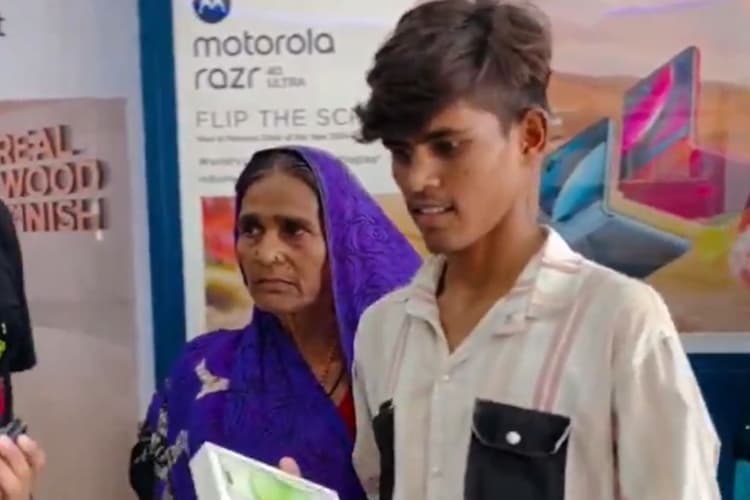 Viral Video: iPhone के लिए भूख हड़ताल पर बैठा बेटा, फूल विक्रेता मां को पूरी करनी पड़ी जिद्द, सोशल मीडिया में यूजर्स का फूटा गुस्सा