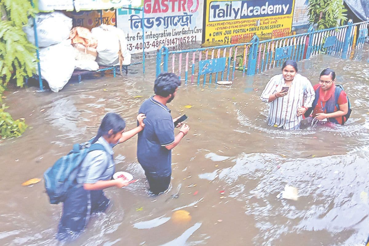 Bengal Weather Today: जलजमाव से कोलकाता बेहाल, बंगाल में अगले 3 दिन भारी बारिश की चेतावनी