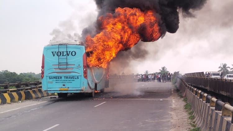 Bihar: किशनगंज में यात्रियों से भरी बस में लगी आग, बाल-बाल बचे करीब 40 लोग, सामान जलकर हुए खाक