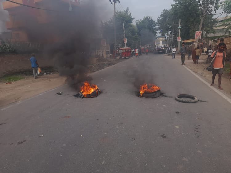PHOTOS: भारत बंद का बिहार में दिखा असर, ट्रेन व वाहनों को रूकवाया, यात्री व परीक्षार्थी दिखे परेशान