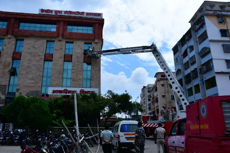 Patna Hospital Fire: पटना के रेलवे अस्पताल में पहली मंजिल पर लगी आग, मची अफरा-तफरी