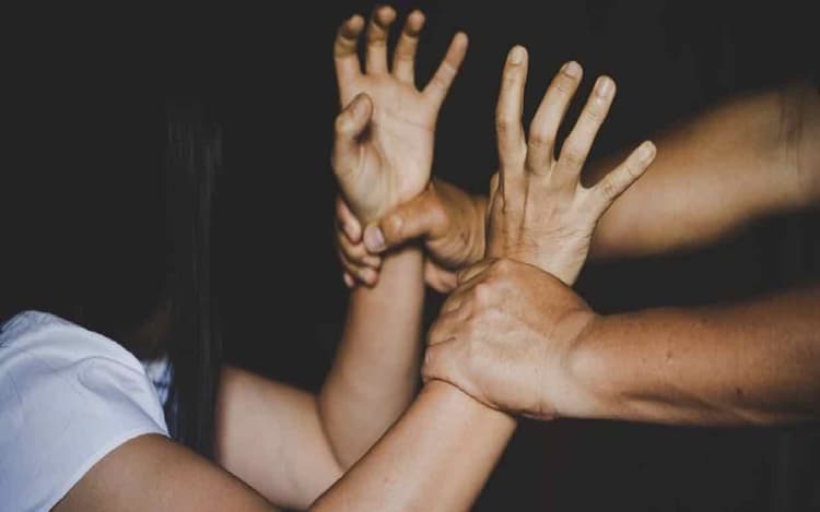 Bihar: पत्नी का प्राइवेट पार्ट जला देता था पति, IG शिवदीप लांडे के दफ्तर पहुंची महिला ने सुनायी हैवानियत की कहानी...