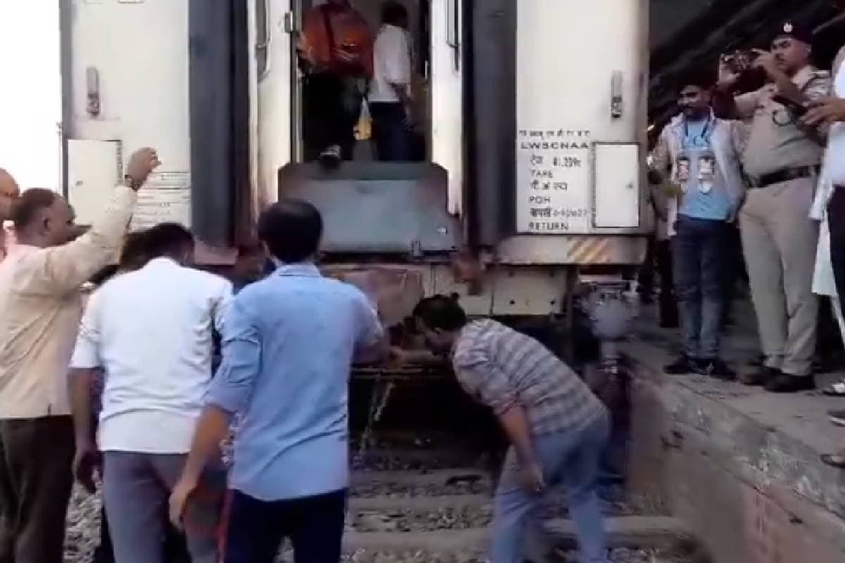 Train Accident Video : यूपी के बिजनौर में टला बड़ा ट्रेन हादसा, धनबाद आ रही ट्रेन दो हिस्सों में बंटी