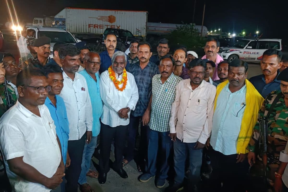 पूर्व सीएम चंपाई सोरेन का स्वागत करते समर्थक पूर्व सीएम चंपाई सोरेन का स्वागत करते समर्थक