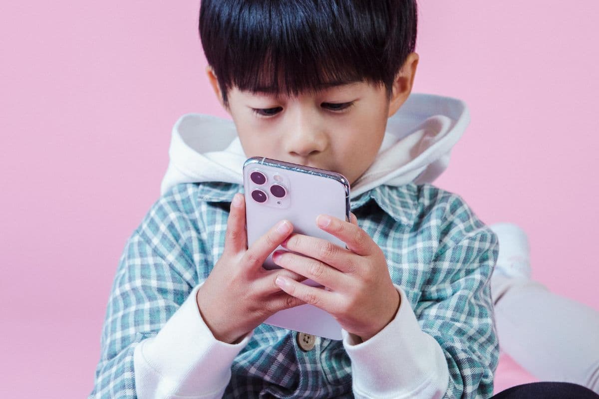 phone addiction in kids: क्या देख रहे हैं आपके बच्चे, किन बातों का ध्यान रखें अभिभावक phone addiction in kids: क्या देख रहे हैं आपके बच्चे, किन बातों का ध्यान रखें अभिभावक