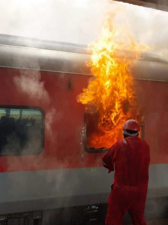 Tirumala Express Fire: धू-धू कर जल उठी ट्रेन की तीन AC बोगियां, सामने आया वीडियो