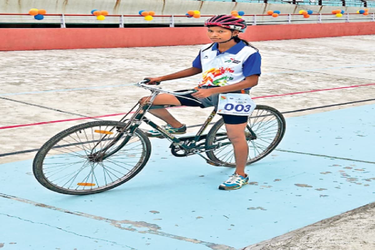 झारखंड : Gold Medalist सीता गरीबी के कारण नहीं ले रही रेसिंग साइकिल, जर्जर साइकिल लेकर पहुंची प्रतियोगिता में भाग लेने