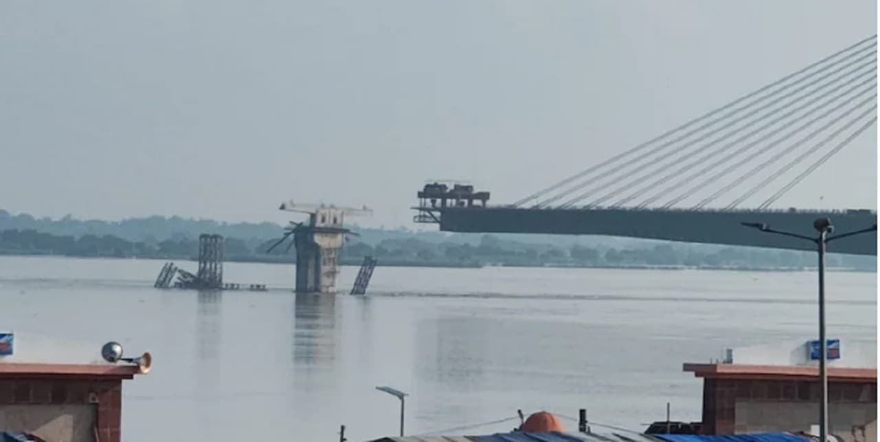 अगुवानी घाट पुल के क्षतिग्रस्त हिस्से का मलवा गंगा में गिरा, एक साल से बंद है निर्माण कार्य