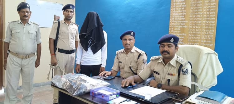 यूपी पुलिस की वर्दी में फर्जी इंस्पेक्टर गिरफ्तार