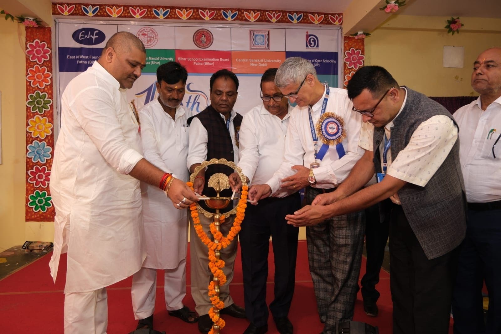 प्रेरणादायक है ईस्ट एन वेस्ट की संस्कृति व शिक्षा प्रणाली : होमबहादुर