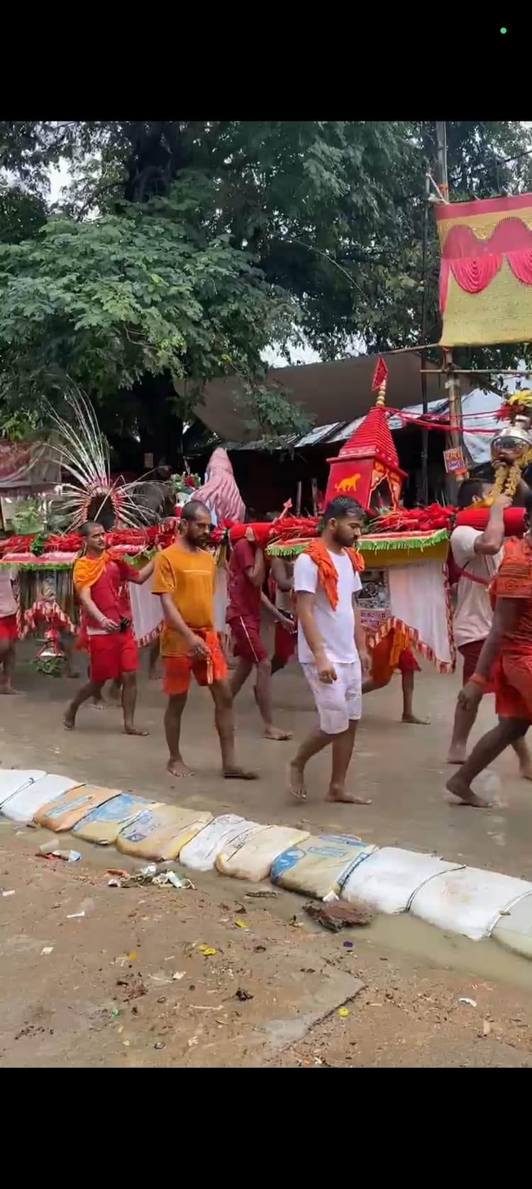 पटना सिटी से 54 फीट का कांवर लेकर पहुंचा श्रद्धालुओं का जत्था