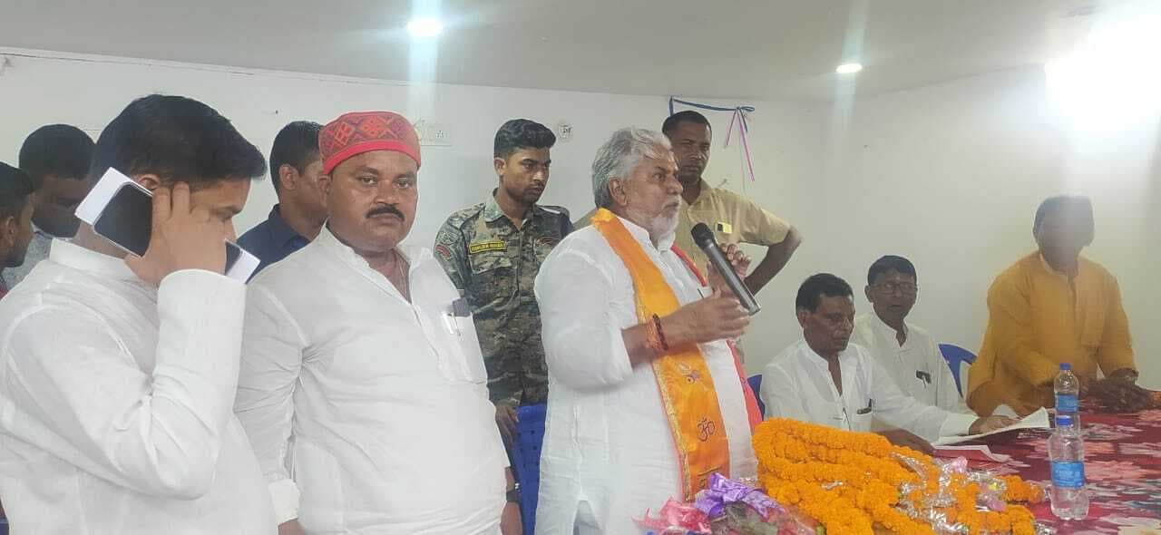 वन विभाग से बांकेधाम मंदिर को मुक्त करने को लेकर सौंपा ज्ञापन