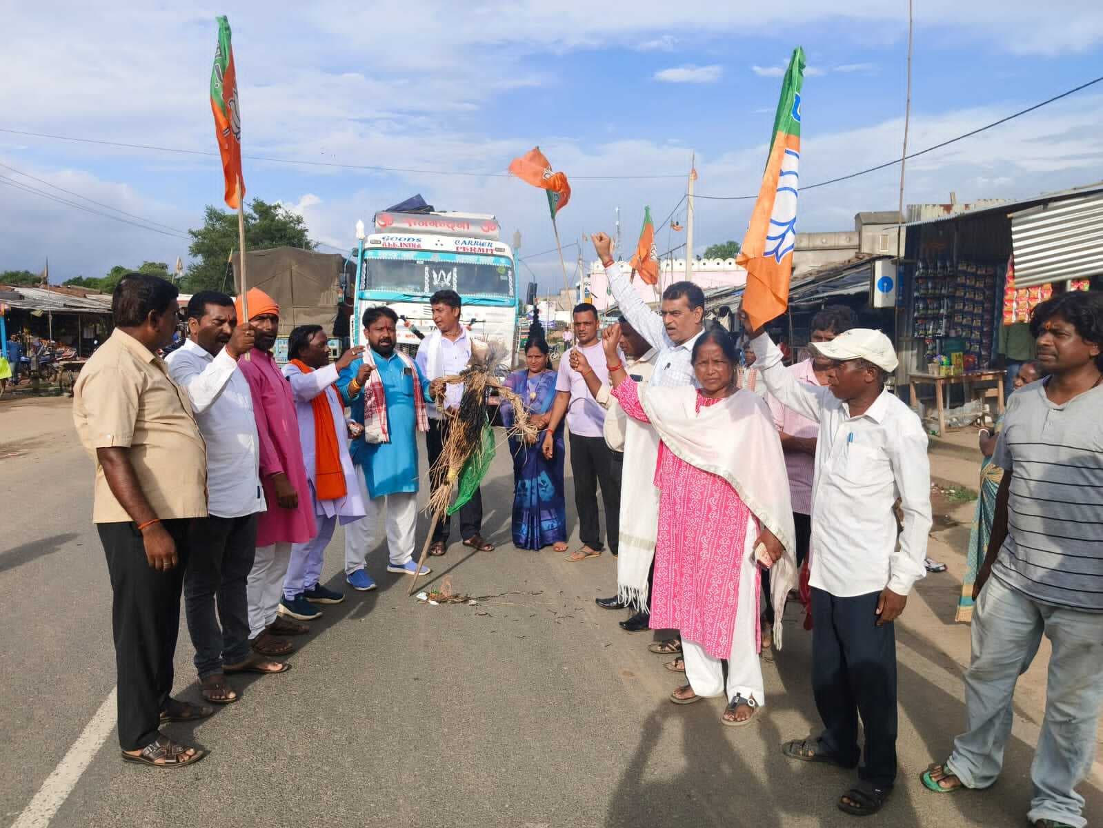 भाजपाइयों ने फतेहपुर में सीएम का पुतला जलाया