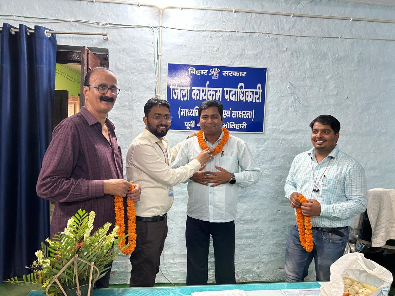 Motihari News :शिक्षक से आइएएस बनने पर महेश कुमार को किया गया सम्मानित