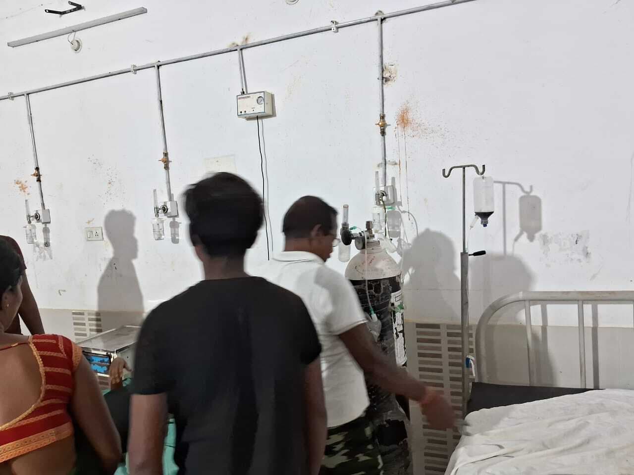 मरीज को सुरक्षा गार्ड ने लगाया ऑक्सीजन, बिगड़ी तबीयत
