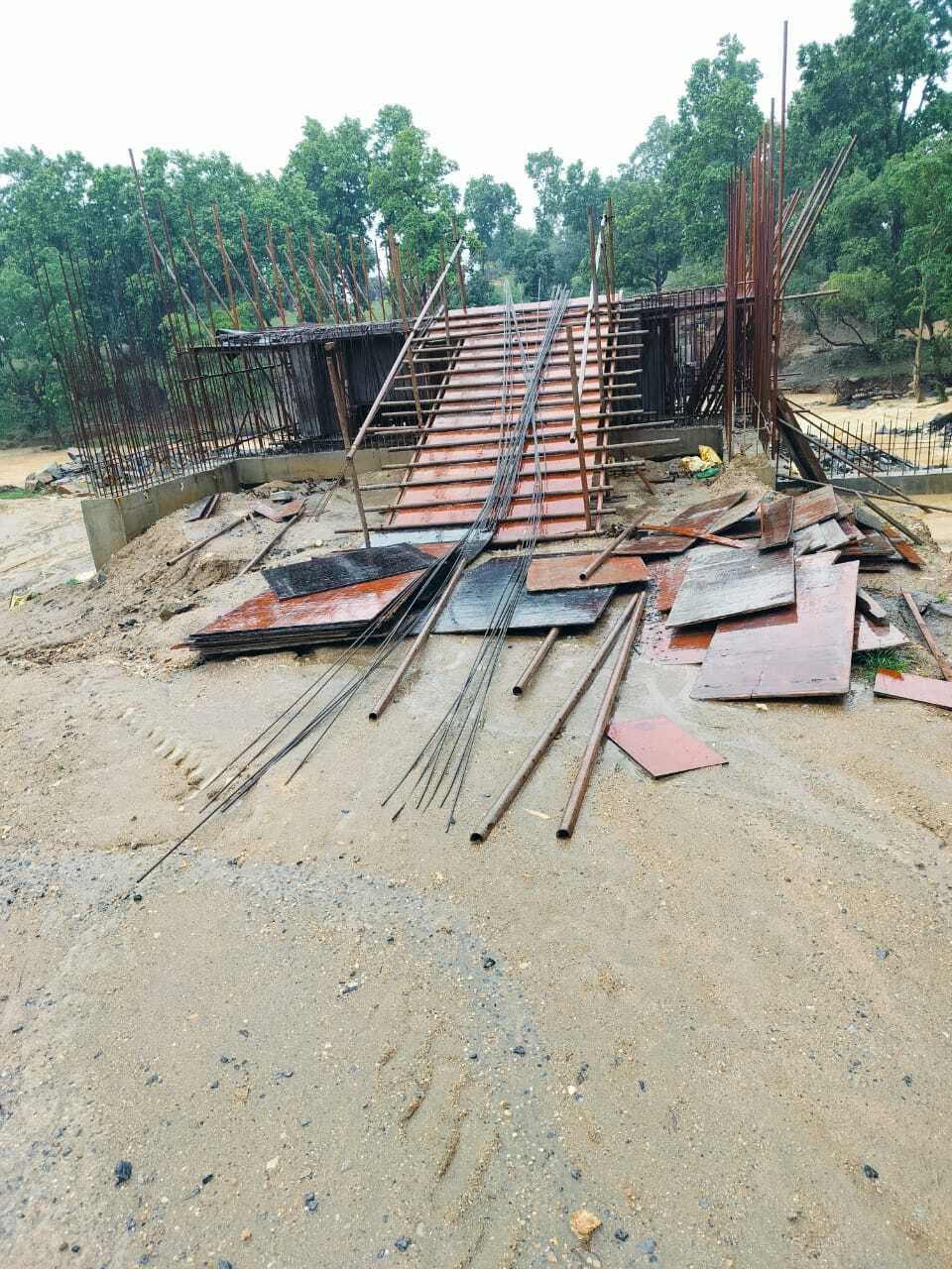 खोगिया नदी पर पुल निर्माण करा रहे ठेकेदार से माओवादियों ने मांगी लेवी