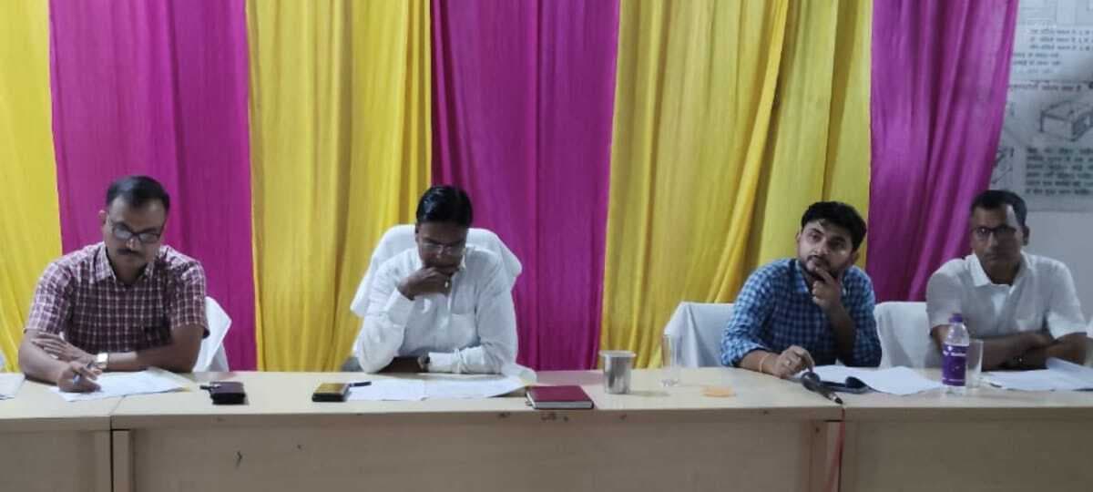 अंचल कार्यालय के कार्यों का डीएम ने की समीक्षा, लगान वसूली को लेकर दिये गये लक्ष्य