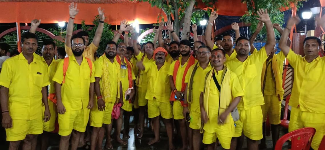 गुलाबबाग में हरहर महादेव का जयकारा लगा निकला कांवरियों का बड़ा जत्था