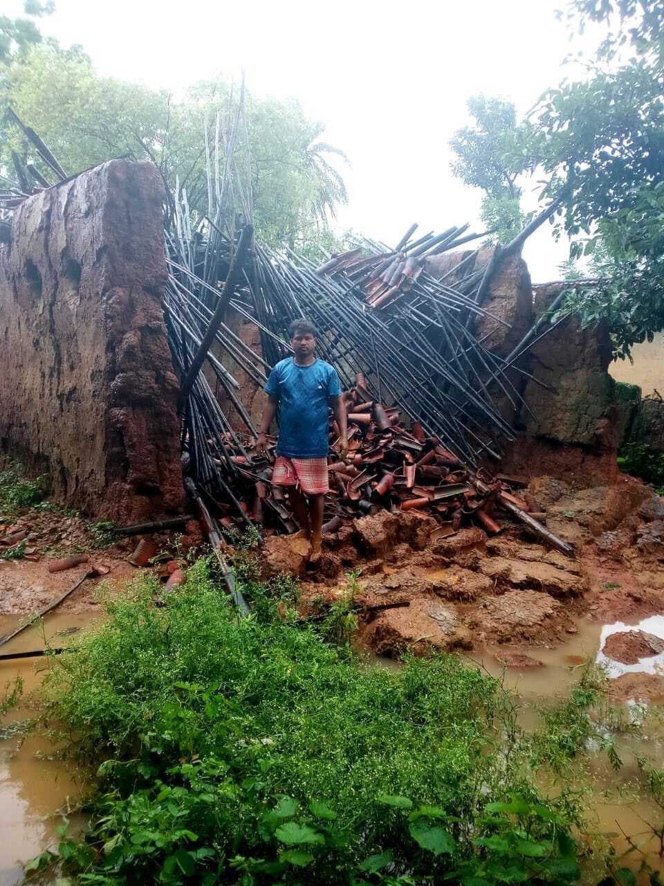 बारिश से कई कच्चे घर गिरे