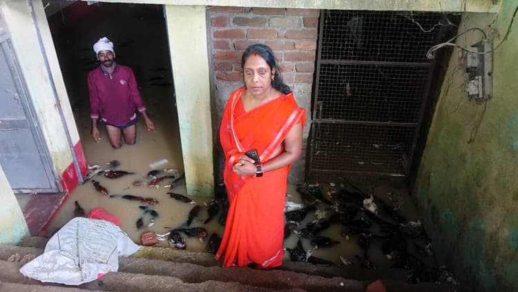 बड़कागांव में दुकान और मकान में घुसा पानी, लाखों का नुकासान