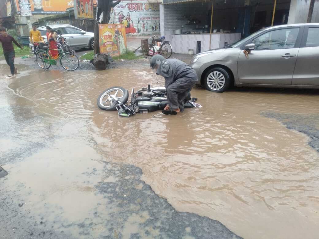 सड़क का निरीक्षण करने पहुंचे अधिकारियों को घेरा