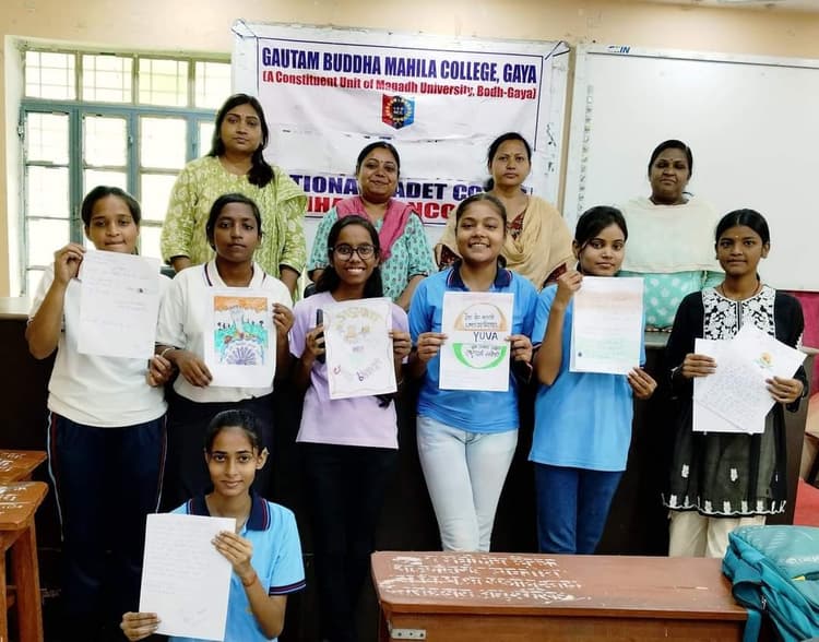 लोगो डिजाइनिंग में संजना कुमारी व स्लोगन राइटिंग में पूजा अव्वल