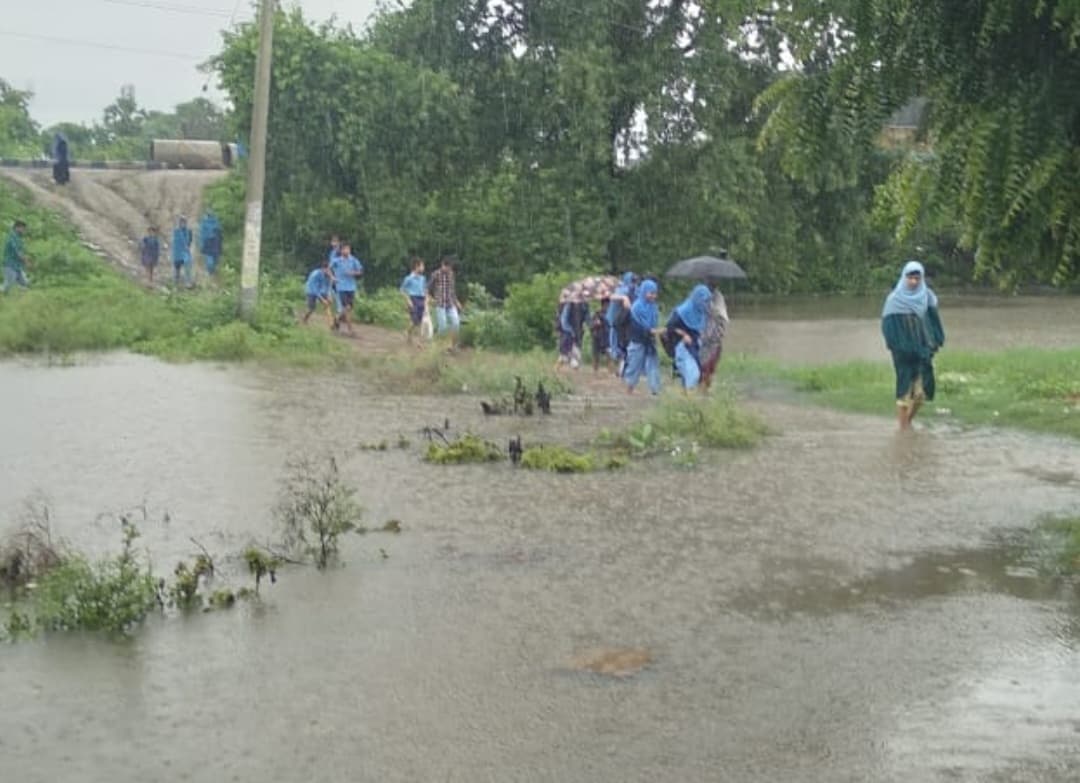 स्कूल के समीप जलजमाव से बच्चों को हो रही कठिनाई