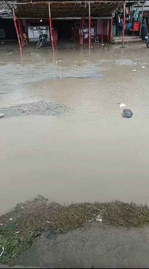 बारिश से झील में तब्दील हुआ हत्ता चौक