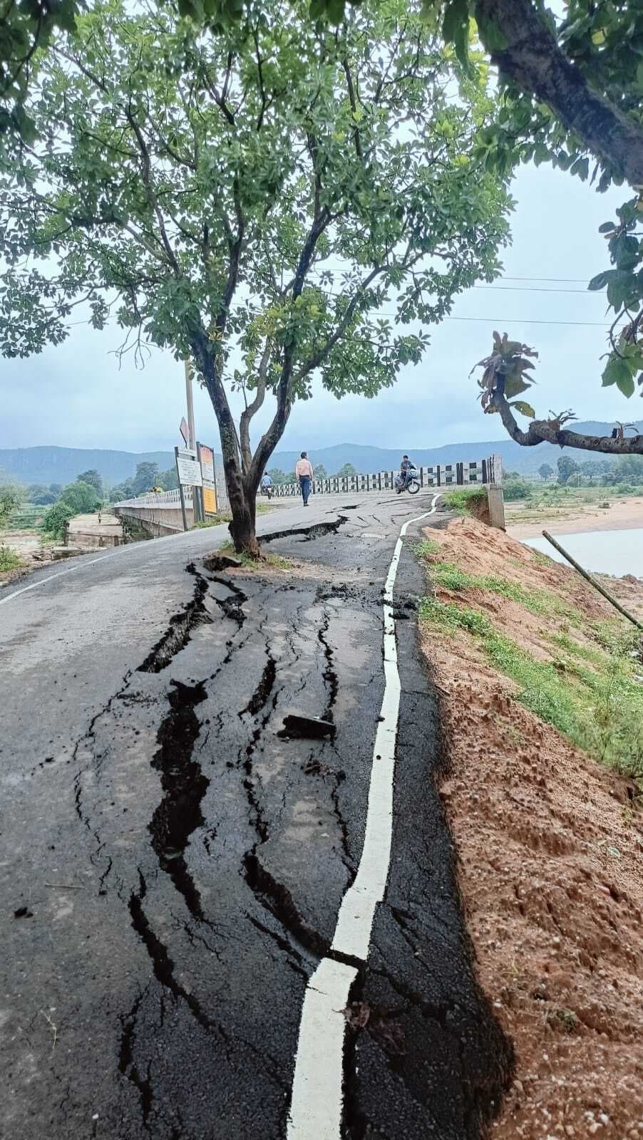 कांड़तरी पुल का एप्रोच सड़क टूटी