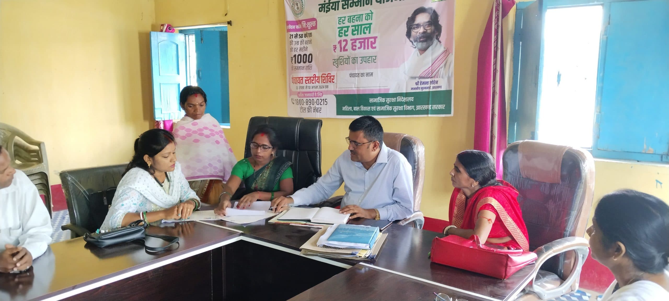 मंईयां सम्मान योजना का लाभ लेने के लिए उमड़ी भीड़