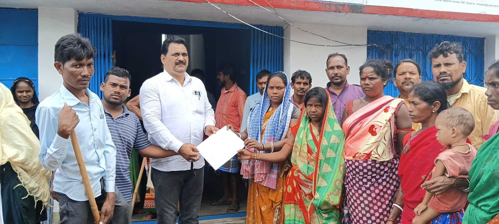 मुख्यमंत्री मंईयां सम्मान योजना का फॉर्म नहीं मिलने पर महिलाओं ने किया हंगामा, जमकर की नारेबाजी