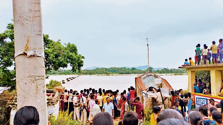 नदी में स्नान करने गया युवक गायब, मंझधार में फंसे दो बाल-बाल बचे