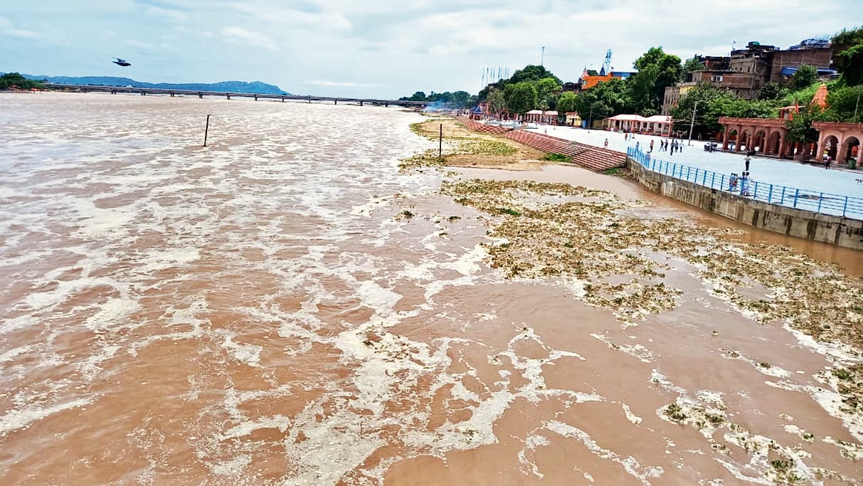 लगातार हो रही बारिश के बाद फल्गु लबालब