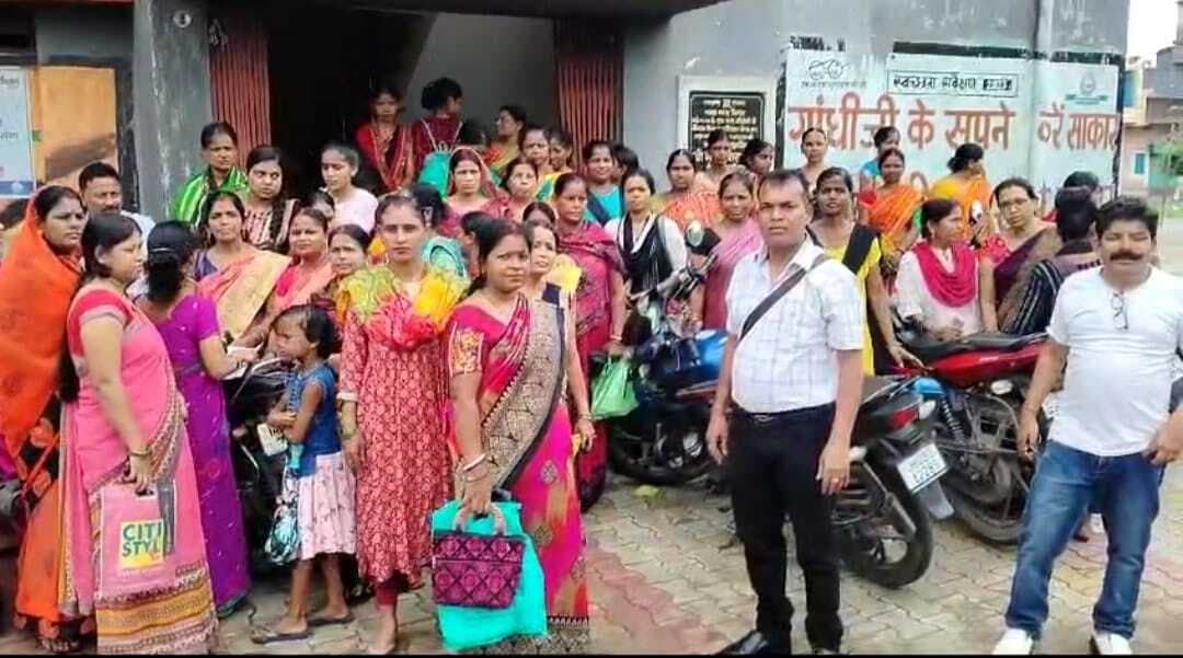 ...और पहले दिन सर्वर रहा डाउन, निराश होकर लौटी महिलाएं