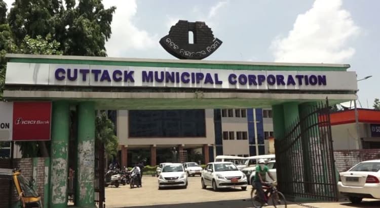 कटक : पानी का पाइप फटने से सड़क धंसी, भाजपा व कांग्रेस ने मेयर पर साधा निशाना