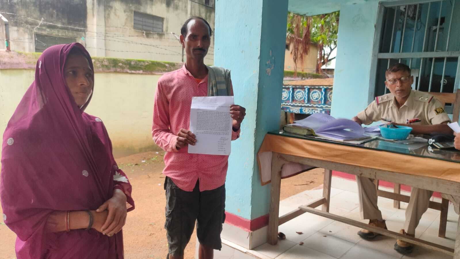 मिर्जापुर में जमीन विवाद को लेकर दंपती के साथ मारपीट