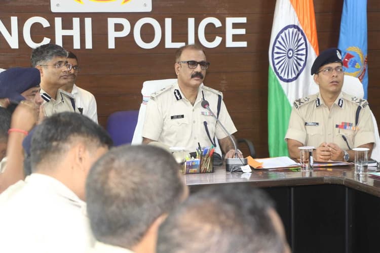 Ranchi news : नशा के कारोबारियों पर करें कठोर कार्रवाई, नेटवर्क ध्वस्त करें : डीजीपी