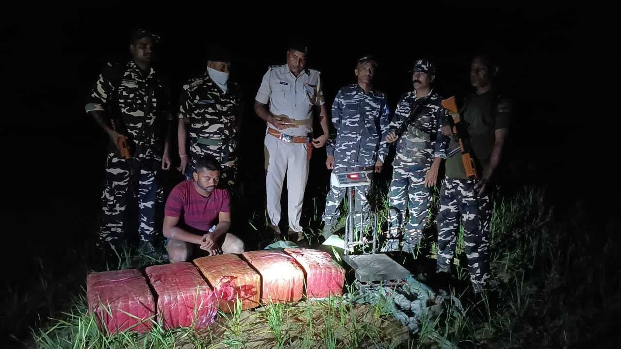 Motihari News : 77 किलो गांजा के साथ तस्कर गिरफ्तार