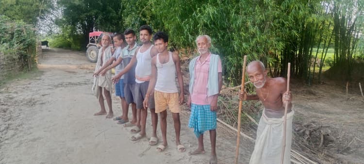 सड़क के पक्कीकरण की मांग