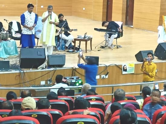 आज मिथिला नगरिया निहाल सखिया… से सजी सुरों की महफिल