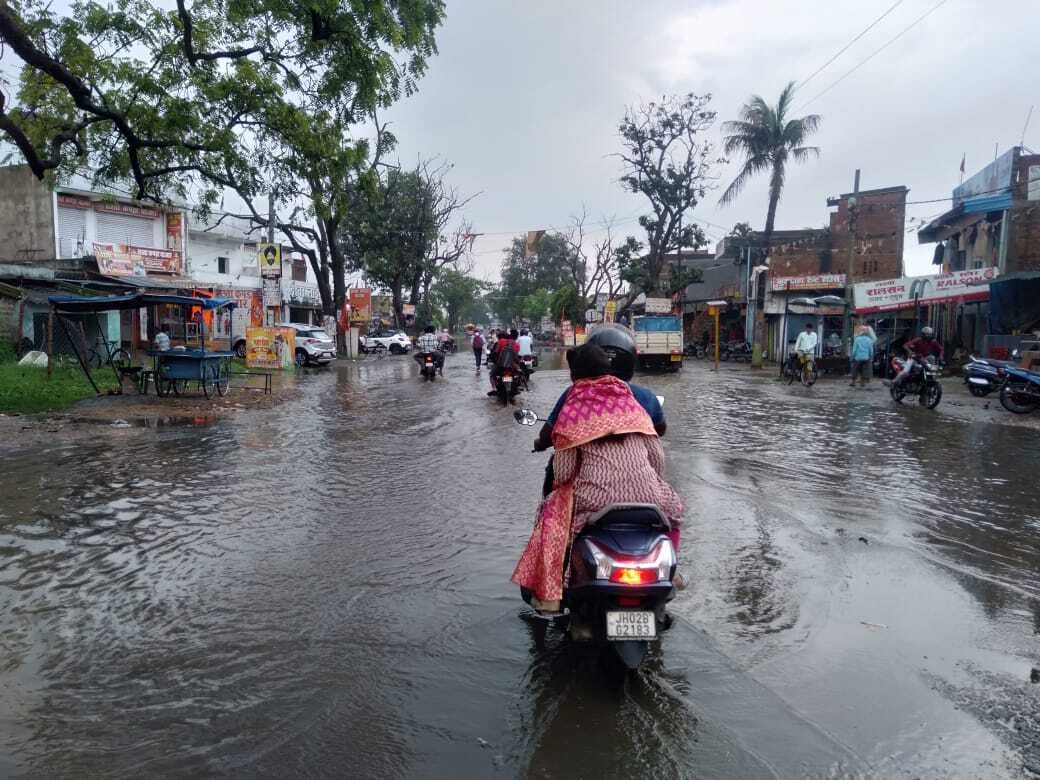 नाली में कूड़ा-कचरा, रोड पर बह रहा पानी