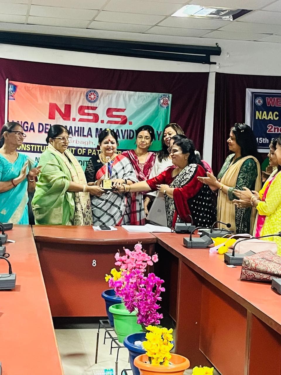 कैंपस : गंगा देवी महिला कॉलेज में किया गया पौधारोपण