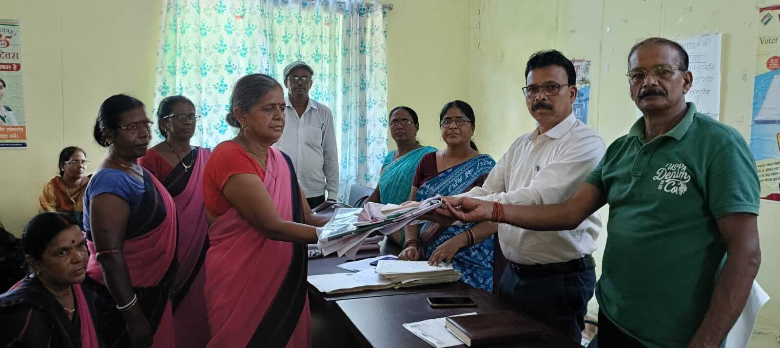 सीएम मईयां सम्मान योजना के लिए फॉर्म का किया वितरण