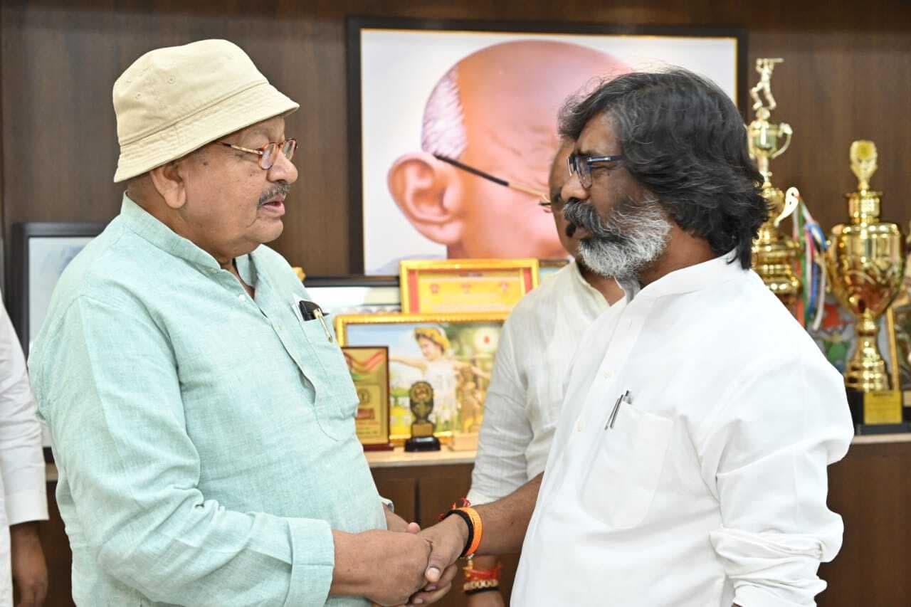 ग्राम प्रधानों की समस्याओं पर सीएम को दिया ज्ञापन